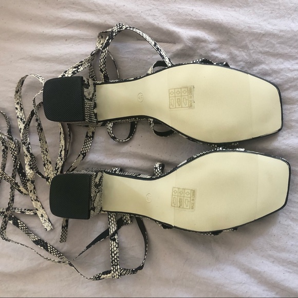 New w/ In Box Blk & Cream Lace Up Sandal - Picture 4 of 4